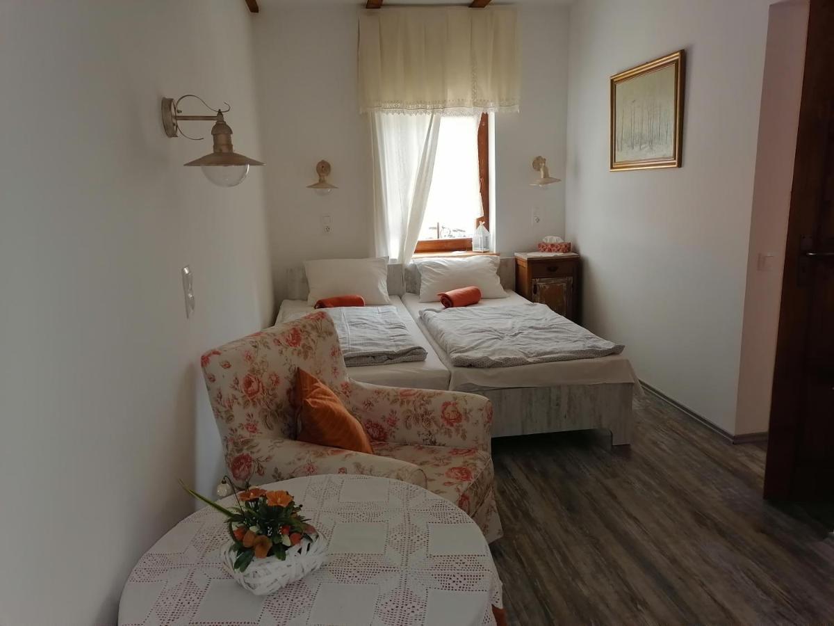 Mives Vendeghaz Hotel Pogany Bagian luar foto