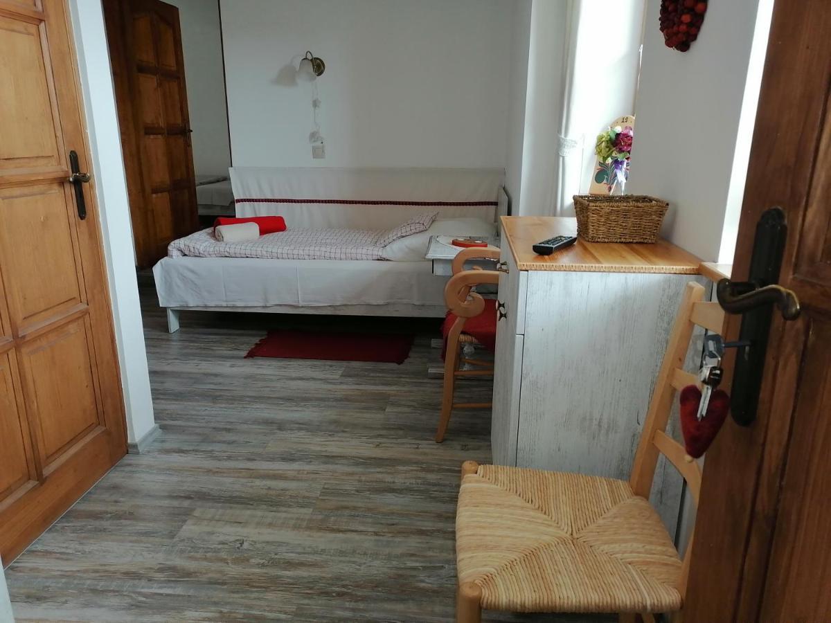 Mives Vendeghaz Hotel Pogany Bagian luar foto