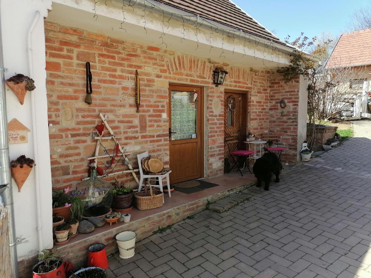 Mives Vendeghaz Hotel Pogany Bagian luar foto