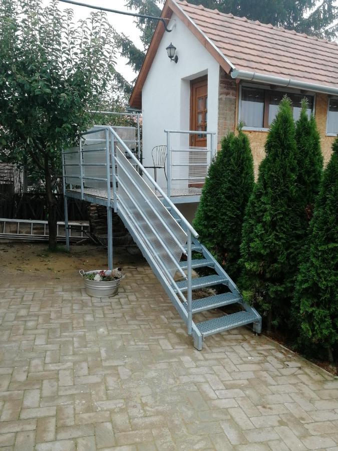 Mives Vendeghaz Hotel Pogany Bagian luar foto